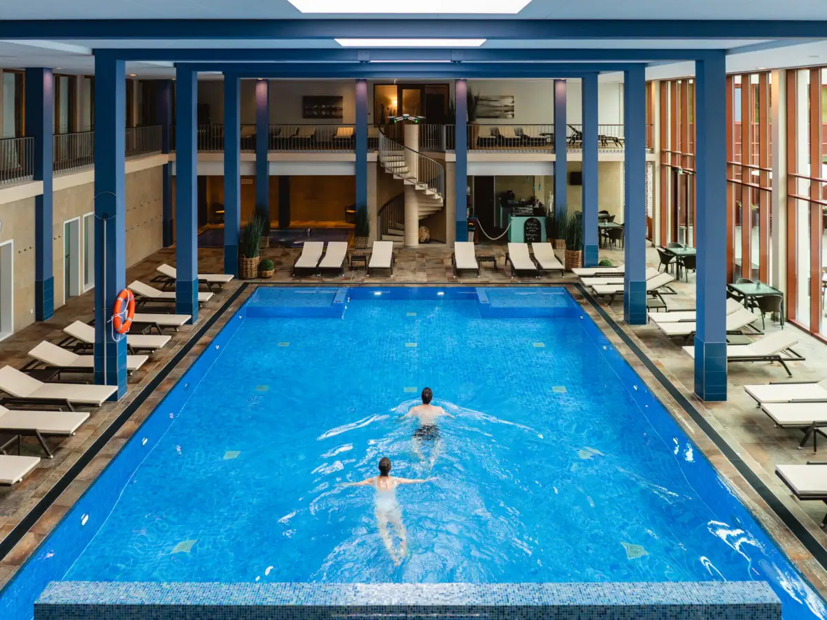 Una coppia nuota in una piscina.