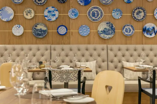 Ristorante Freyheit a Tegernsee Il ristorante Freyheit dell'A-ROSA Tegernsee con i tavoli apparecchiati.