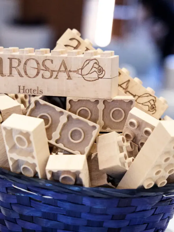 Un cesto con dei blocchi di legno