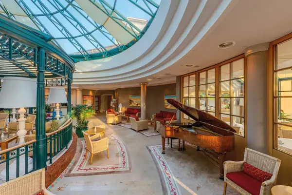 Wintergarten Lobby Ein Raum mit Glasdach und einem Klavier.