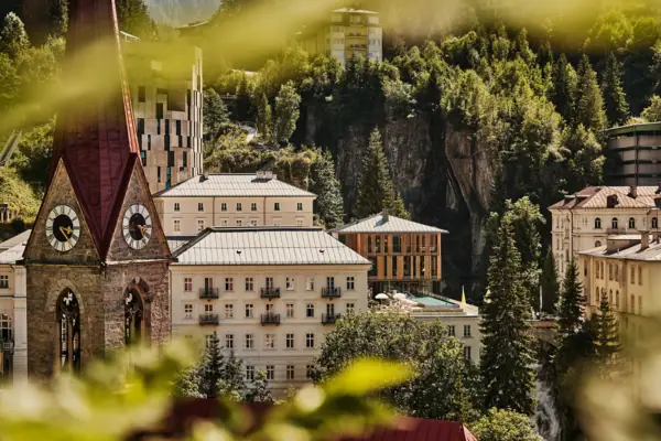 Un gruppo di edifici con alberi sullo sfondo.
