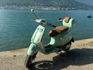 Scooter parcheggiato su un marciapiede vicino al lago di Garda.