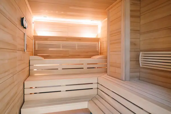 Sauna Holzsauna mit Bänken und Hintergrundbeleuchtung