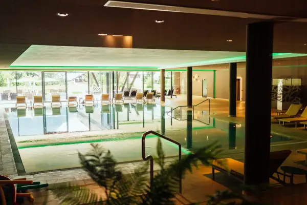 Piscina coperta presso l'A-ROSA Ifen Hotel Kleinwalsertal