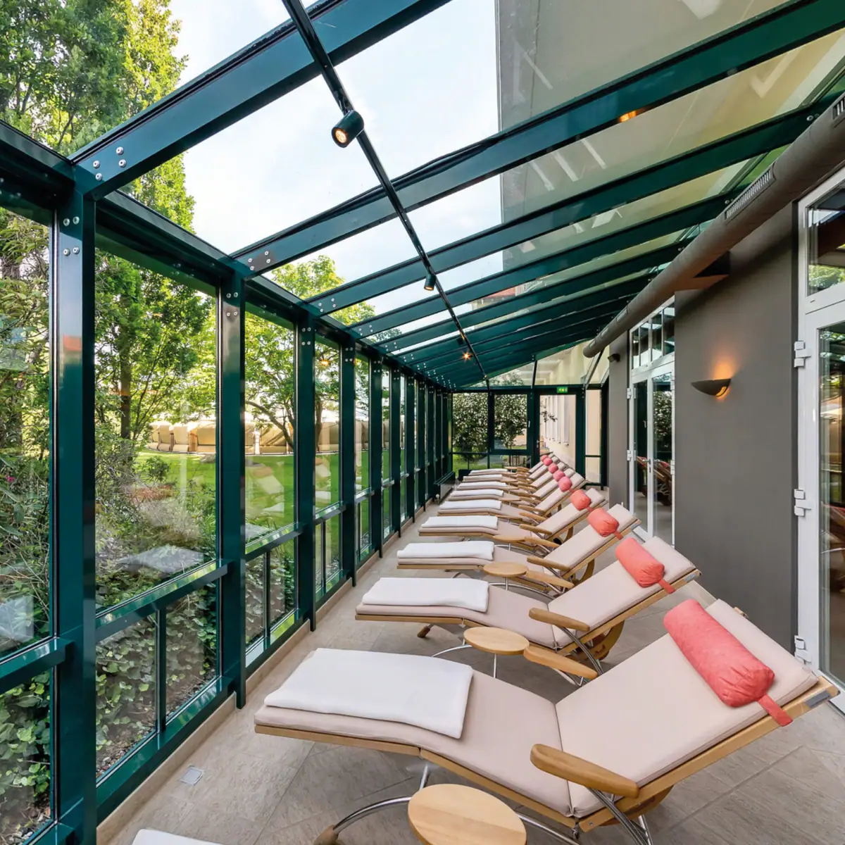 Entspannungsbereich mit Liegen im A-ROSA Ostseehotel Kühlungsborn, umgeben von Natur und Tageslicht
