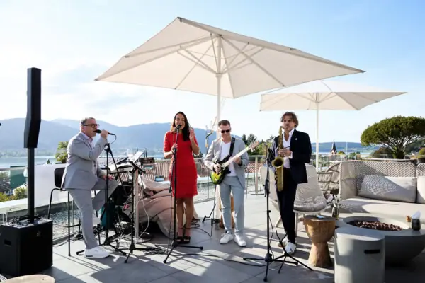 Un gruppo di persone che cantano e suonano strumenti musicali.