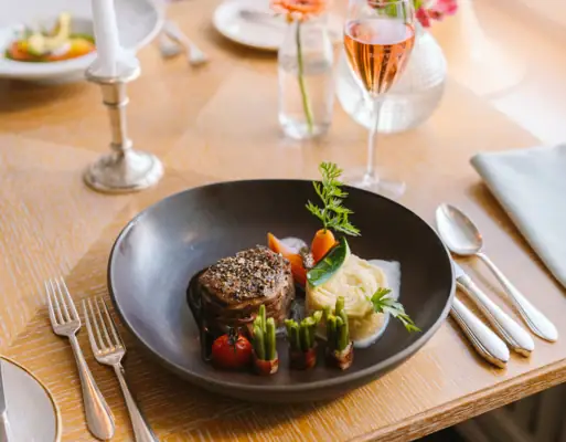 Gastronomie Ein Teller mit Essen auf einem Tisch.