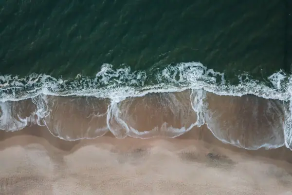 Paesaggio costiero a Sylt con le onde che si infrangono sulla spiaggia