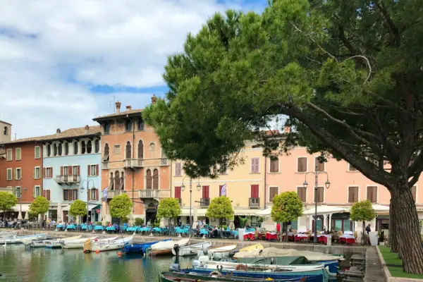 Desenzano del Garda Un gruppo di barche sull'acqua accanto ad alcuni edifici.
