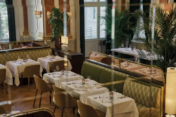 Ristorante con tavoli e sedie, vista interna.