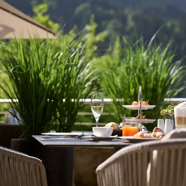 Ein Tisch mit Speisen darauf.