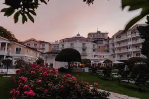 Prato con sedie e fiori davanti a un edificio
