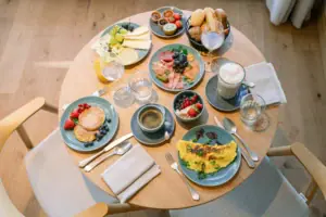 Frühstück Ein Tisch mit Tellern voller Speisen und Getränken.