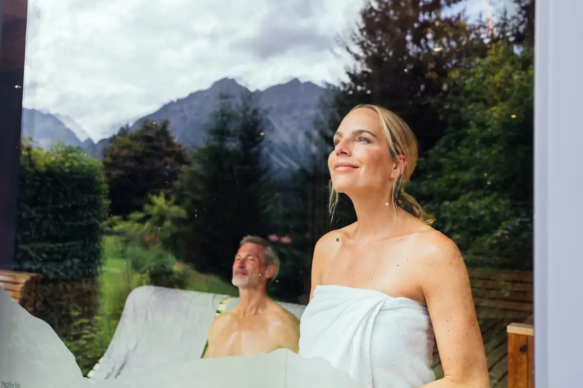 Una donna nella sauna dell’A-ROSA Ifen Hotel Kleinwalsertal.