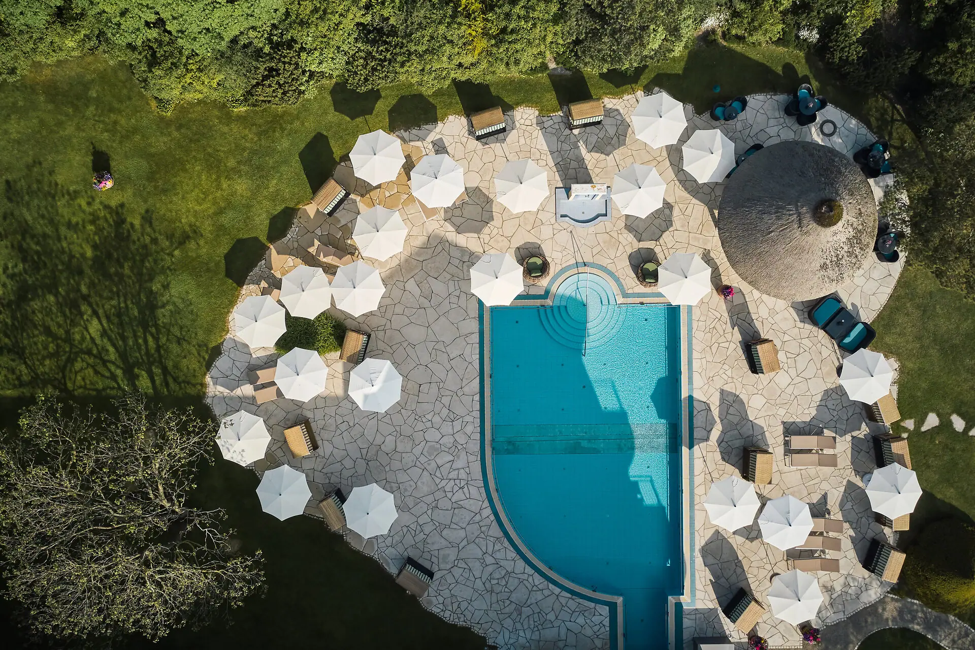 Pool von oben Luftaufnahme eines Pools mit Sonnenschirmen