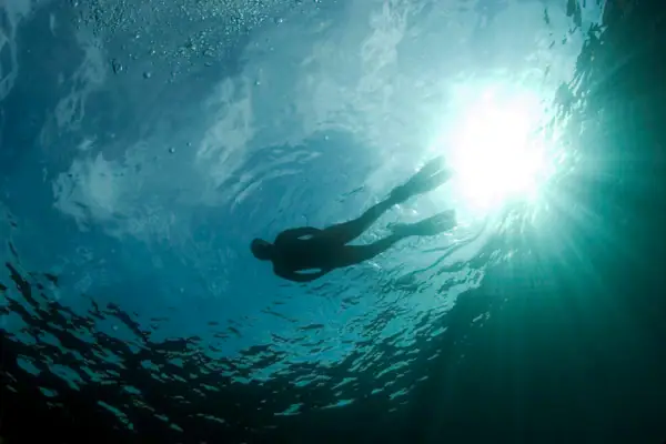 Eine Person schwimmt unter Wasser.