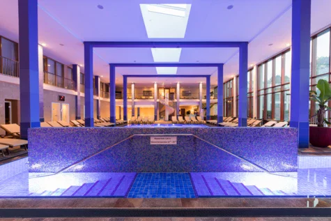 Piscina al coperto in un hotel con pareti color blu Majorelle.