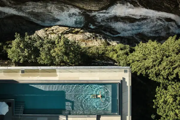 Una persona nuota in una piscina all'aperto.