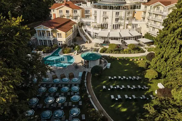 Vista aerea di un edificio con due piscine