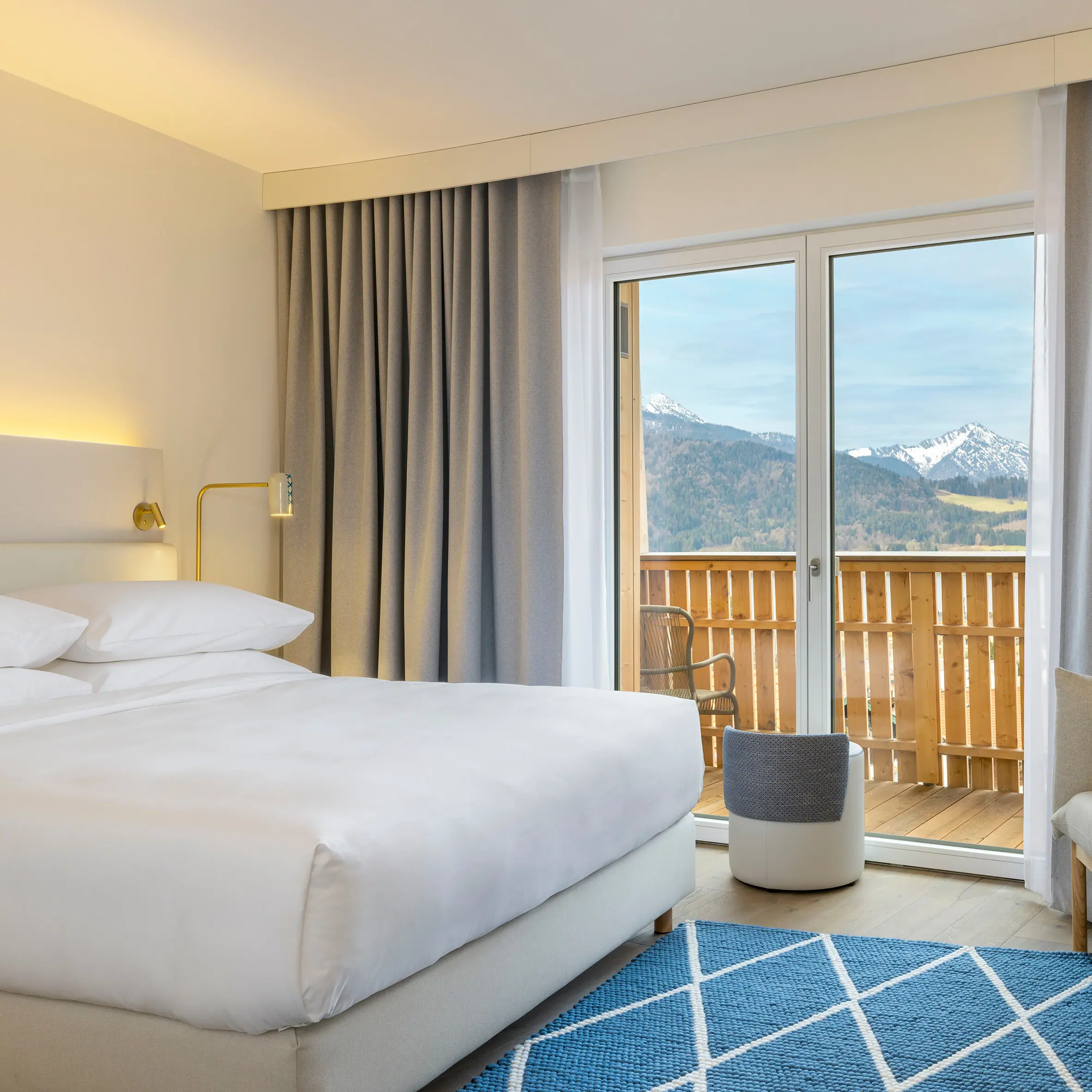 Camera d'albergo con letto, moquette e poltrona