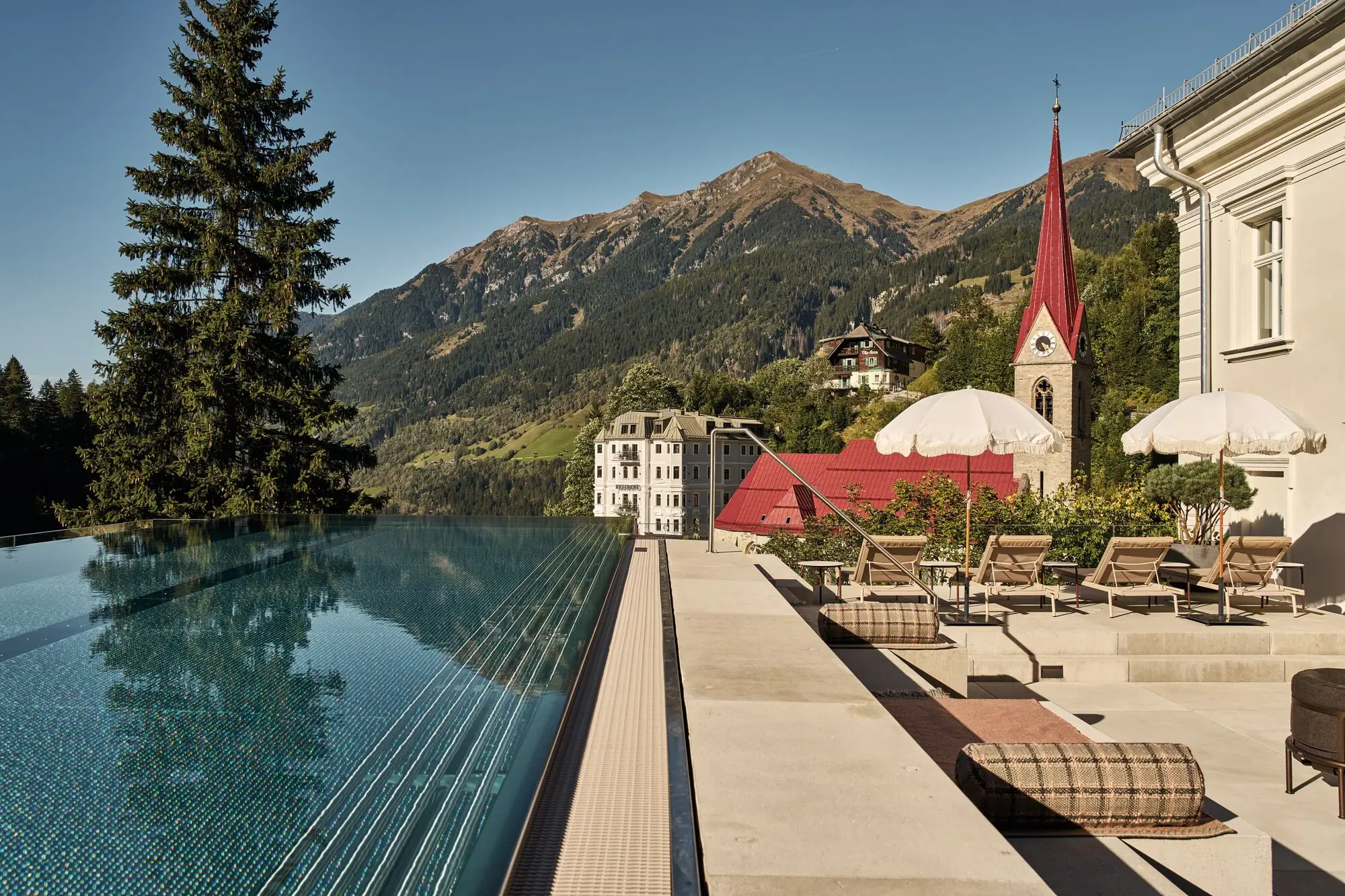 Piscina con una chiesa sullo sfondo.