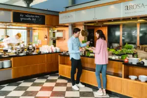 Un uomo e una donna in piedi davanti a un buffet