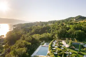 Una piscina circondata da alberi.