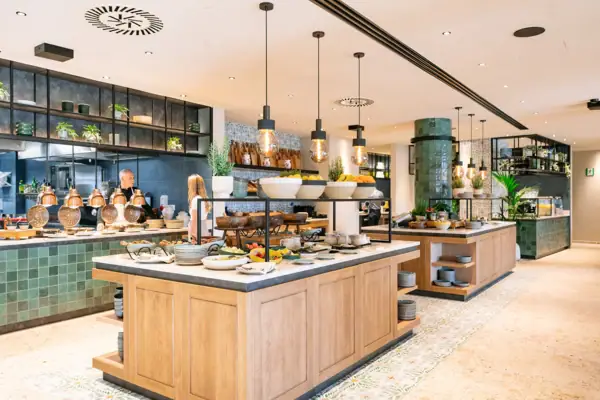 Ristorante con molti prodotti alimentari su un bancone.