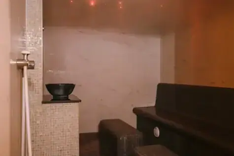 Ein Raum mit einer Schüssel auf einer Theke.