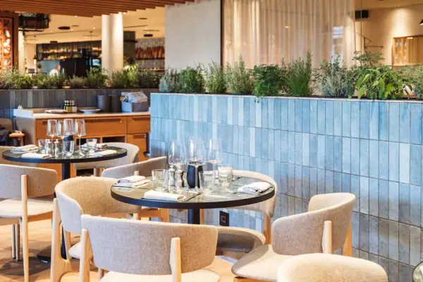 Ristorante con tavoli e sedie.