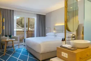 Zona notte con bagno open space Camera da letto con grande letto e specchio.