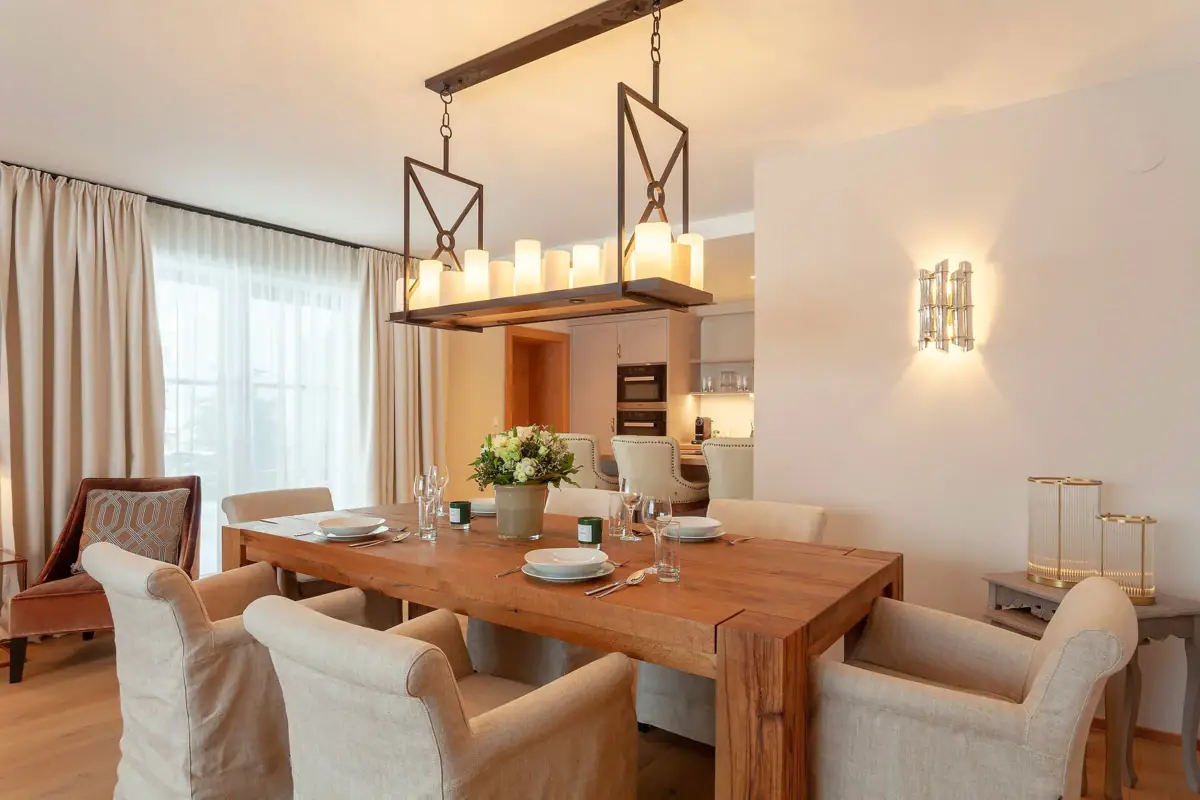 Sala da pranzo con tavolo e sedie