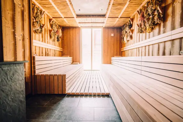 Ein Raum mit Holzbänken und einer Tür.
