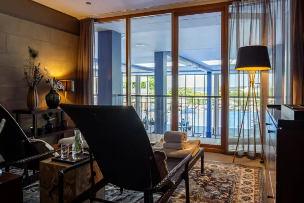 Ein Zimmer mit großer Glastür und großer Terrasse.