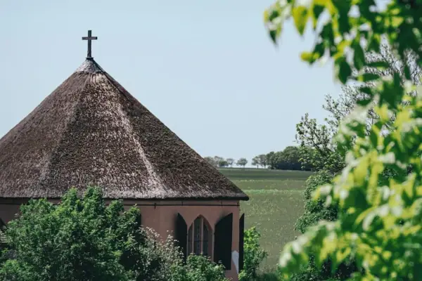 Ein Gebäude mit einem Kreuz auf dem Dach.