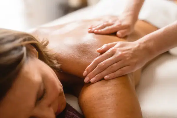 Eine Frau erhält eine Rückenmassage.