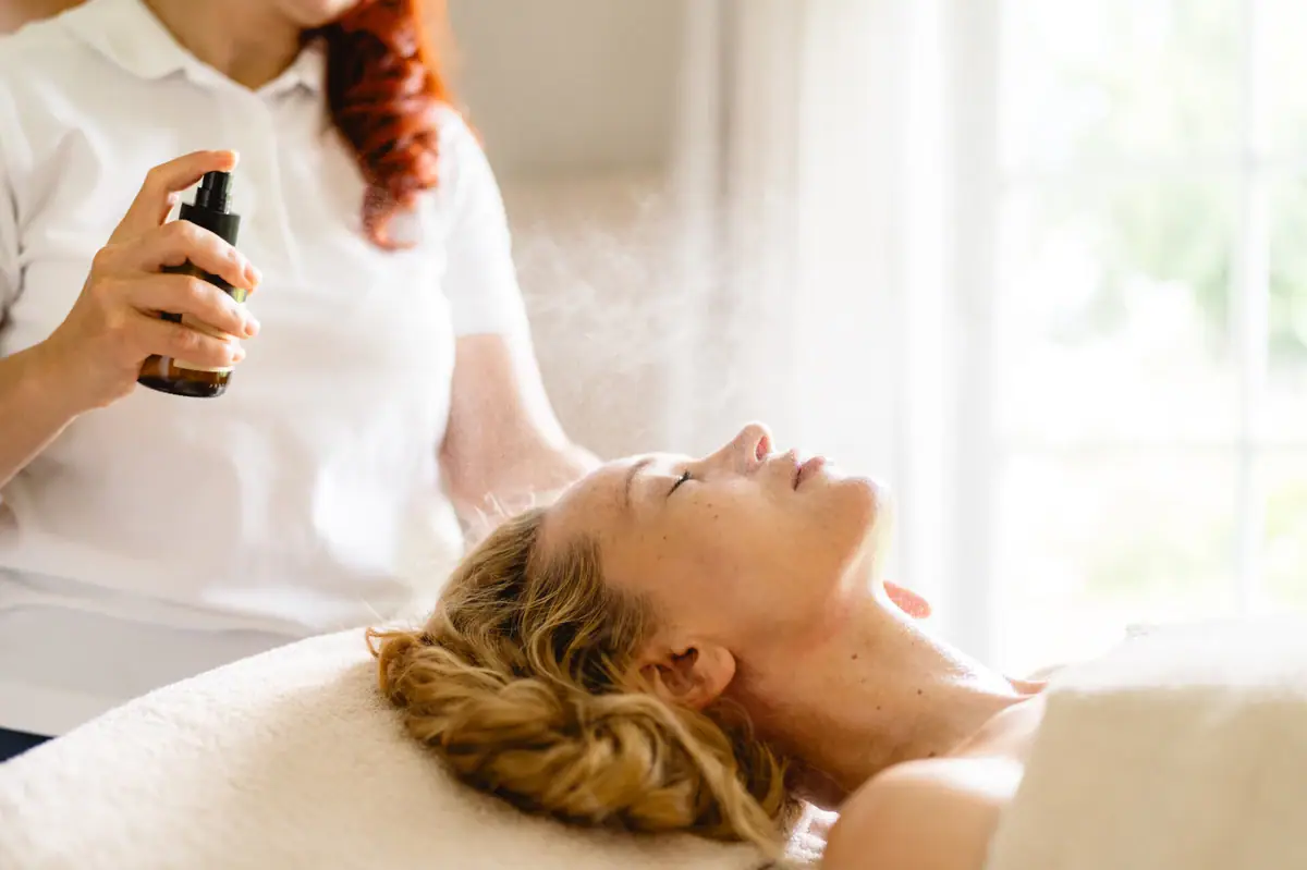 Una donna riceve un massaggio al viso.