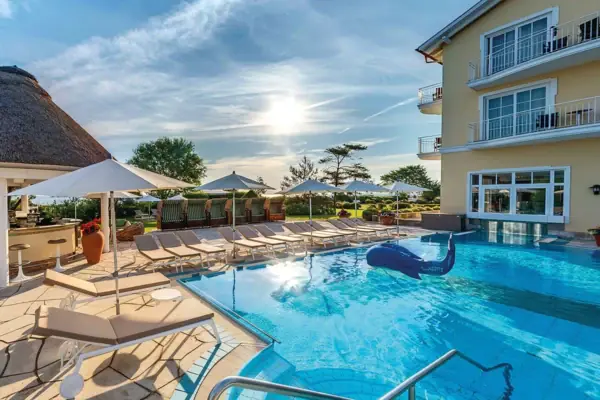 Hotel benessere Kühlungsborn Una piscina all'aperto con sedie a sdraio presso l'hotel benessere Kühlungsborn
