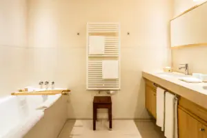 Bagno con vasca e lavabo, dotato di rubinetteria e accessori da bagno.