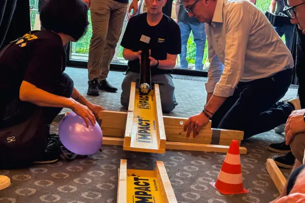 Un gruppo di persone che gioca con una pista di biglie