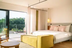 Ein Schlafzimmer mit einem Bett und einem Sofa.