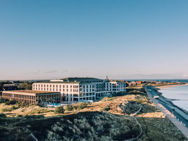 Edificio adiacente a un corpo d'acqua con cielo sereno.