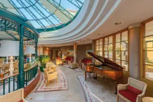 Ein Raum mit Glasdach und einem Klavier.