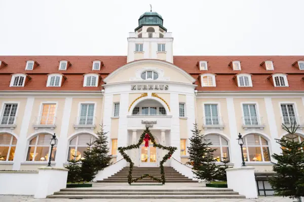 Vista esterna dell'A-ROSA Hotel Kurhaus Binz a Natale con le decorazioni natalizie.