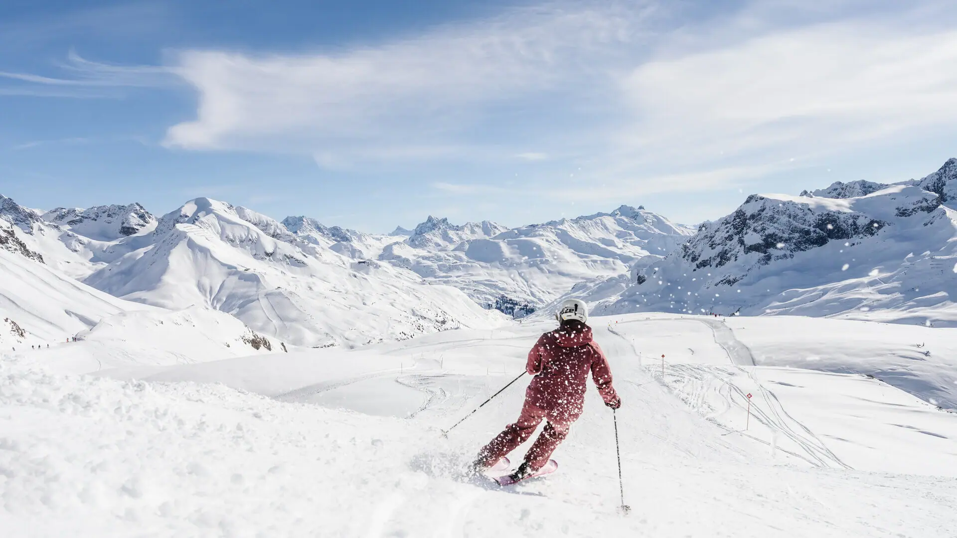 Una persona scende lungo una montagna innevata.