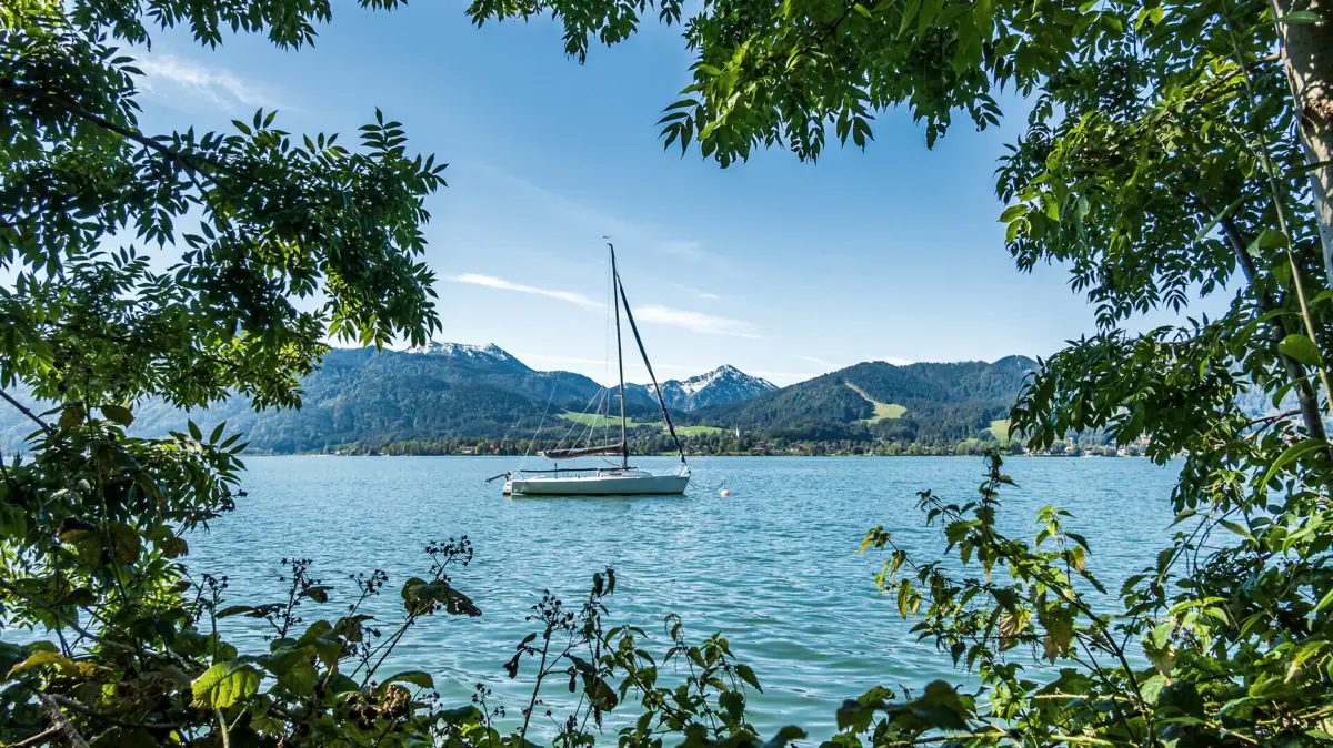 Una barca sul lago Tegernsee con le montagne sullo sfondo.