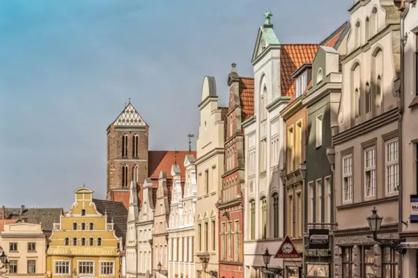 Una serie di edifici con un campanile all’aperto.