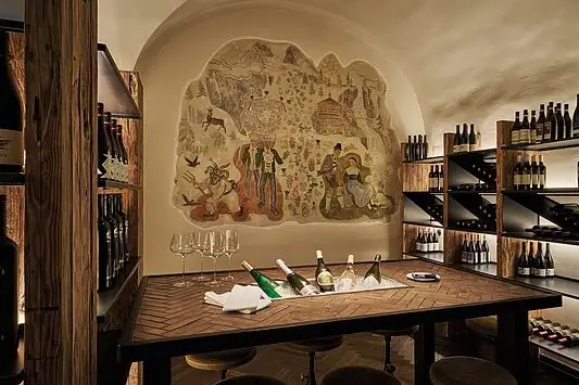 Cantina con tavolo e bicchieri di vino