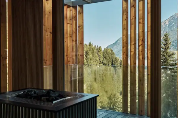 Sauna con tisaniera e alberi sullo sfondo