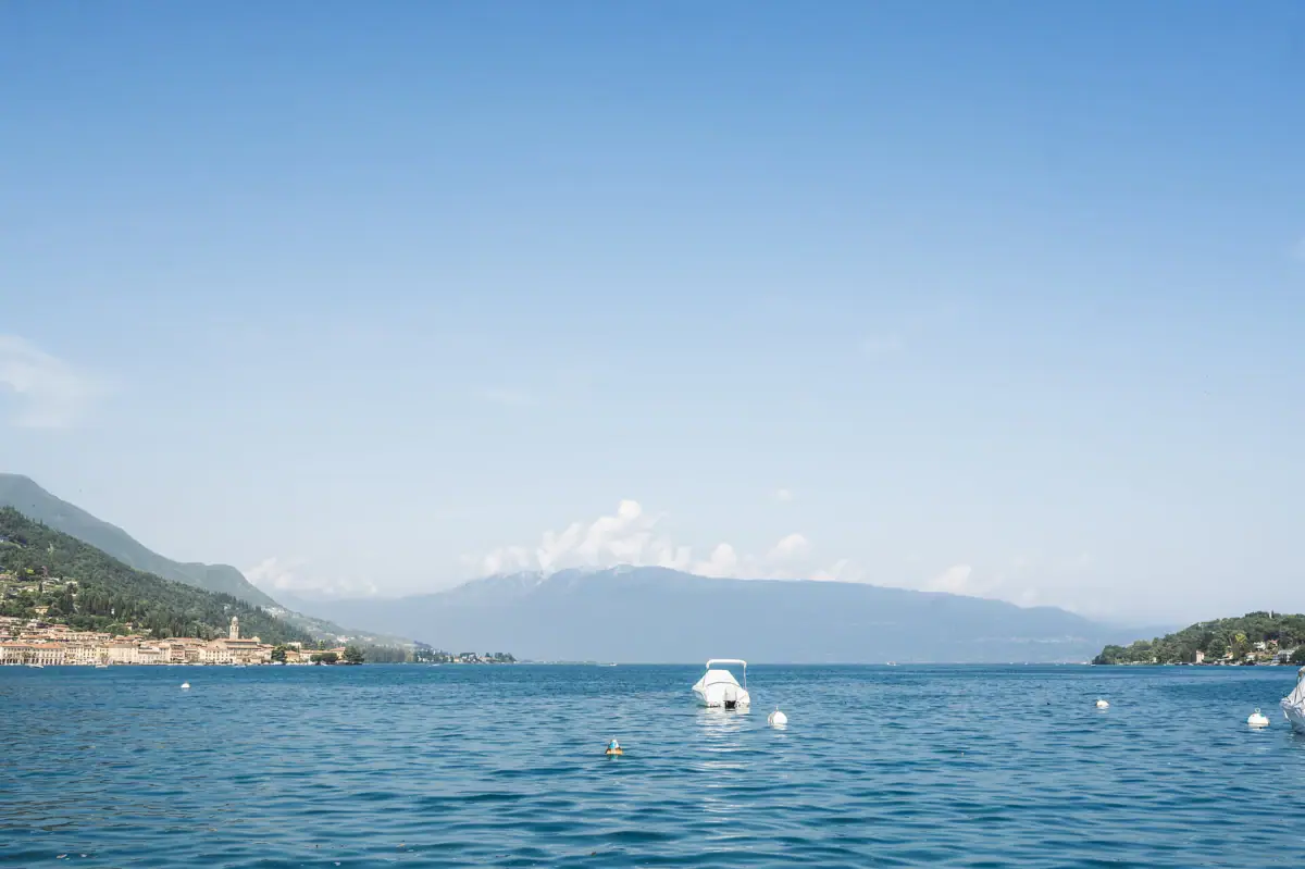 Barca sull'acqua in un lago circondato da montagne.